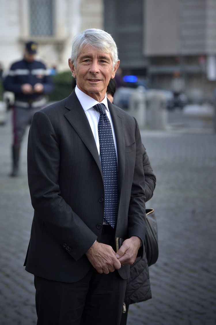 座城市的发, 之后塞萨被, 几个月后我